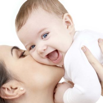 Bébé riant dans les bras de Maman