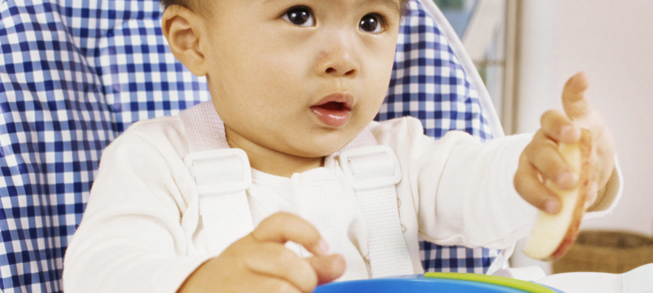 Bébé mangeant seul dans une assiette