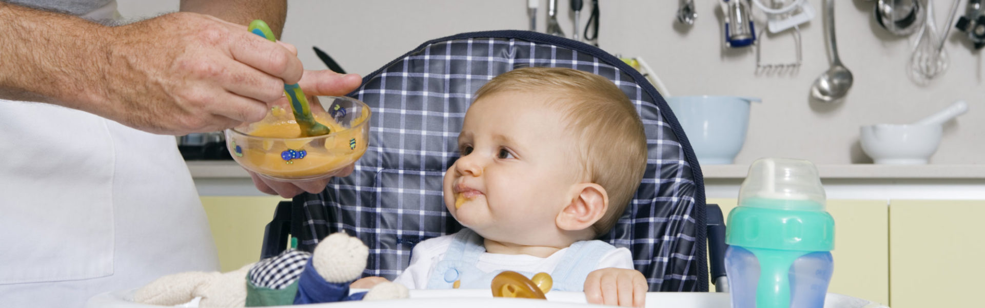 Bébé mange dans une chaise haute