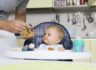 Bébé mange dans une chaise haute