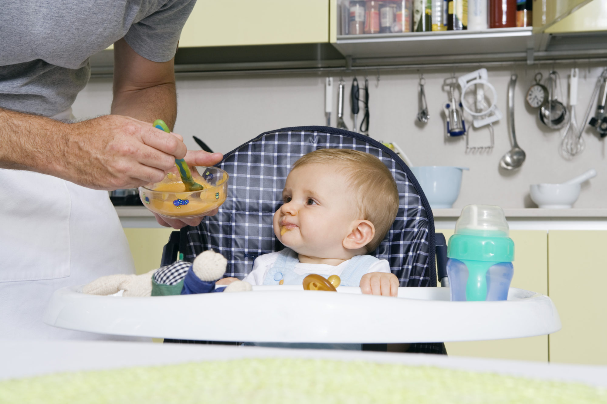 Bébé mange dans une chaise haute