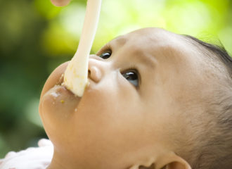 Bébé mangeant à la cuillère