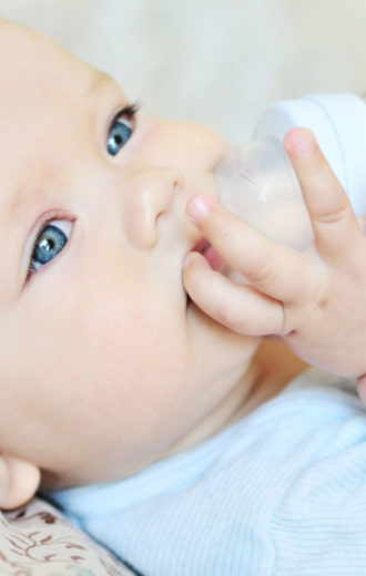 Bébé buvant au biberon