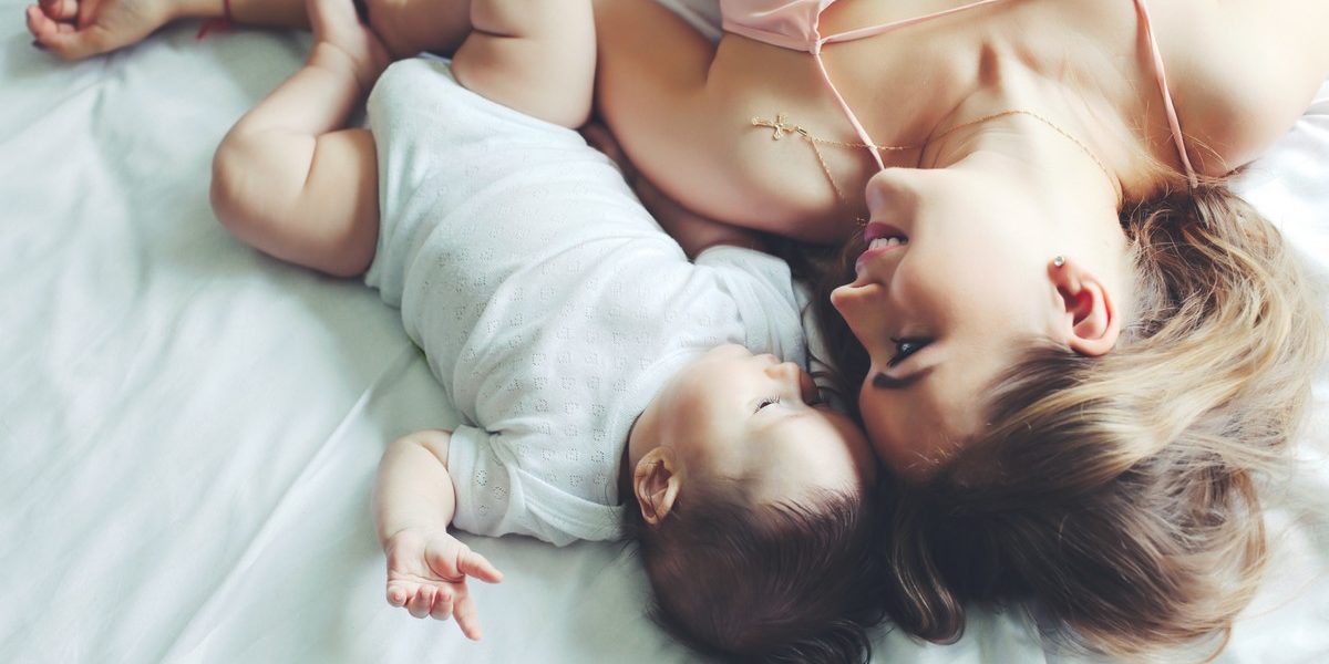 Bébé et Maman allongés dans un lit