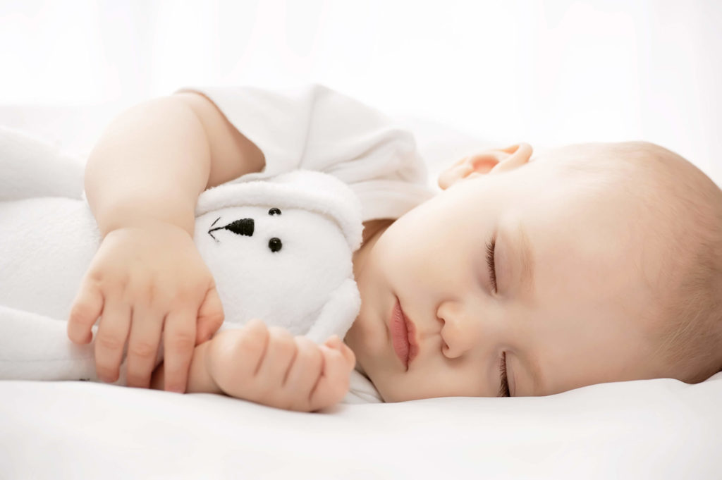 Bébé dormant avec son doudou