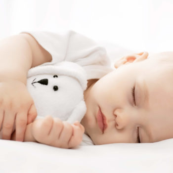 Bébé dormant avec son doudou