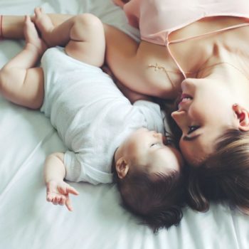 Bébé et Maman allongés dans un lit