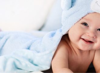 Bébé heureux avec costume